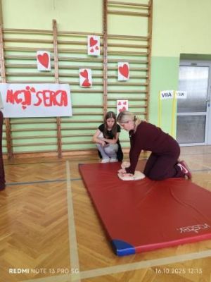 Pani od matematyki ćwiczy wraz z uczniami.