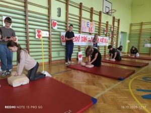 Uczniowie przeprowadzają akcję resuscytacji krążeniowo-oddechowej.