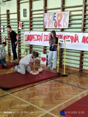 Uczennica klasy 8a przeprowadza resuscytację krążeniowo-oddechową. 