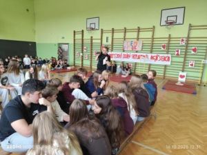 Uczniowie słuchają wyjaśnień dotyczących przebiegu akcji.