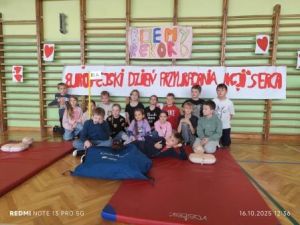 Dzieci z klasy 3a cieszą się z udziału w akcji.