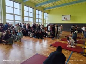 Uczniowie przeprowadzają akcję resuscytacji krążeniowo-oddechowej. 