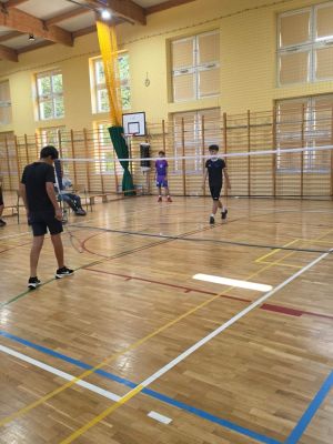 Emocjonująca rozgrywka pomiędzy uczniami SP nr 1 w Strykowie a SP w Bratoszewicach.