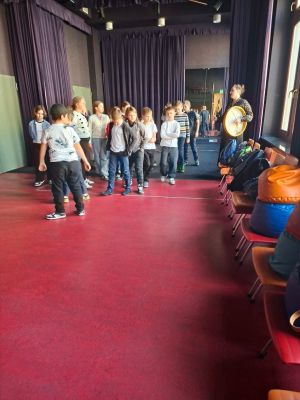 Uczniowie klas czwartych na warsztatach teatralnych.