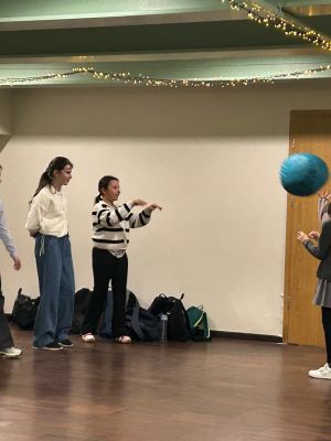 Uczniowie klas czwartych na warsztatach teatralnych.