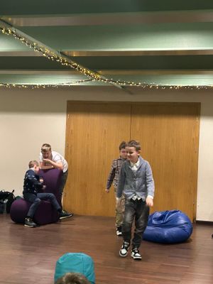 Uczniowie klas czwartych na warsztatach teatralnych.