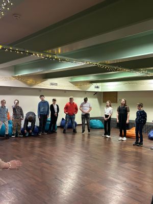 Uczniowie klas czwartych na warsztatach teatralnych.