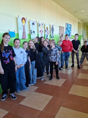 Uczniowie klasy IVb prezentują bohater&oacute;w  Mikołajka