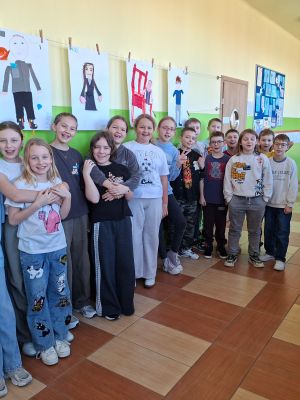 Uczniowie klasy IVc przy pracach na podstawie  Magicznego drzewa 