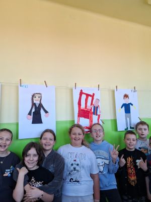 Uczniowie klasy IVc przy pracach na podstawie  Magicznego drzewa 