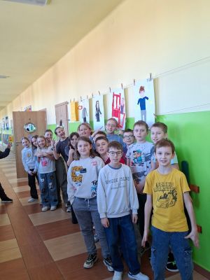 Uczniowie klasy IVc przy pracach na podstawie  Magicznego drzewa 