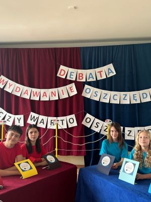 Drużyna za i przeciw oszczędzaniu.