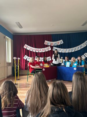 Drużyna za i przeciw oszczędzaniu wraz z prowadzącą debatę.