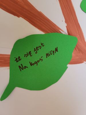 kolorowe liście przygotowane przez uczni&oacute;w