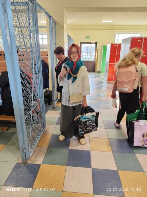 Babcia z klasy IVc wybierająca się w podr&oacute;ż.