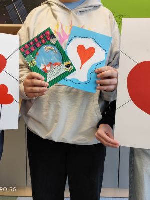 Kartki z życzeniami od uczni&oacute;w dla podopiecznych Domu Dziennego Pobytu w Zgierzu.