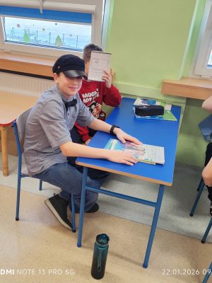 Dziadek tłumaczy wnukom, jak ważna jest nauka język&oacute;w obcych.