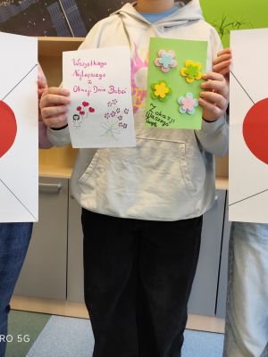 Kartki z życzeniami od uczni&oacute;w dla podopiecznych Domu Dziennego Pobytu w Zgierzu.