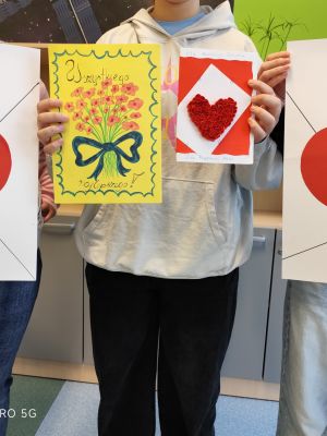 Kartki z życzeniami od uczni&oacute;w dla podopiecznych Domu Dziennego Pobytu w Zgierzu.