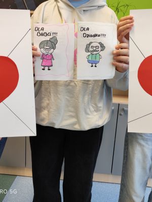 Kartki z życzeniami od uczni&oacute;w dla podopiecznych Domu Dziennego Pobytu w Zgierzu.