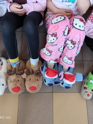 Kolorowe kapcie tego dnia kr&oacute;lowały wśr&oacute;d naszych uczni&oacute;w.