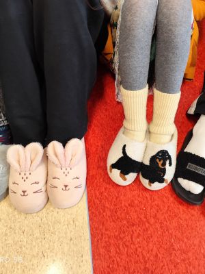 Kolorowe kapcie tego dnia kr&oacute;lowały wśr&oacute;d naszych uczni&oacute;w.