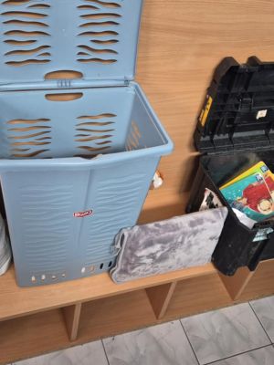 Torebka foliowa, kosza na pranie i walizka na narzędzia to sposób na dzień bez plecaka.