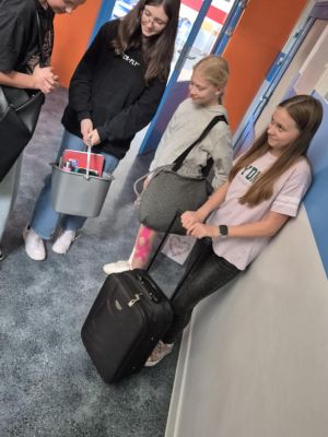 Walizka , wiaderko i torba to pomysł dziewcząt z klasy VI.