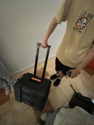 Skrzynka na narzędzia dużo pomieści książek i piórnik.
