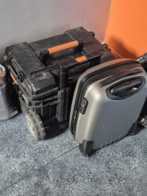 Walizka, torba i skrzynka na dzień bez plecaka.