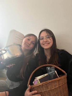 Garnek i kosz wiklinowy to pomysł dziewcząt z klasy VII.