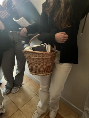 Koszyk wiklinowy był pomysłem , który dużo uczniów wybrało na dzień bez plecaka.