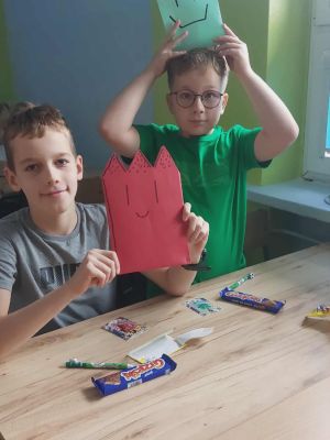 Chłopcy z klasy 4b z upominkami