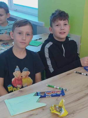 Chłopcy z klasy 4b po rozpakowaniu prezent&oacute;w 