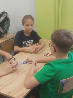 Grupa uczni&oacute;w klasy 4b podczas gry w UNO