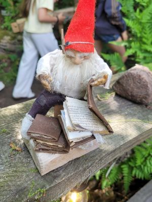 Słuchanie opowieści o skrzatach i zwiedzanie Doliny Skrzat&oacute;w