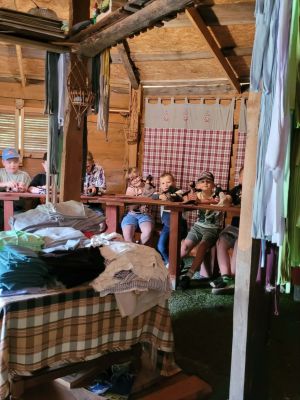Dzieci wykonują lalki motanki podczas zajęć warsztatowych