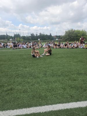 Taniec w wykonaniu dwóch uczennic.