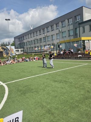 Taniec w wykonaniu dwóch uczennic.