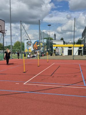 Uczennica z klasy Vb pokonująca slalom na rolkach.