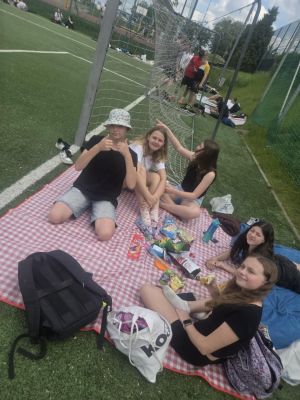 Uczniowie podczas pikniku.