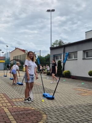 Gest triumfu w wykonaniu uczennicy z klasy VIb. Amelia wygrała pojedynek ze swoją koleżanką z klasy.