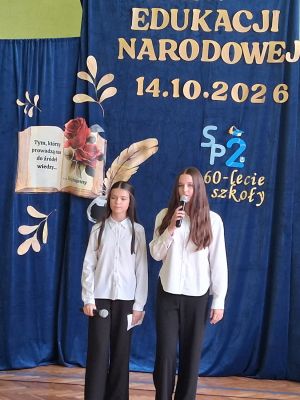 Uczennice klasy 7b recytują wiersz Tryptyk nauczycielski J. Czernika