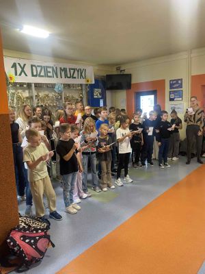 Dzień muzyki - ch&oacute;ralne śpiewanie.