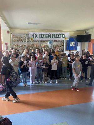 Dzień muzyki - ch&oacute;ralne śpiewanie.