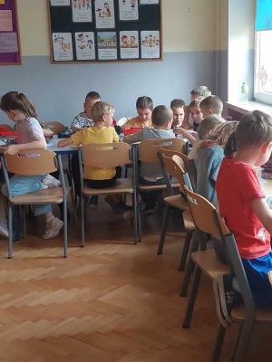 Dzieci pracują przy wyciszającej muzyce.