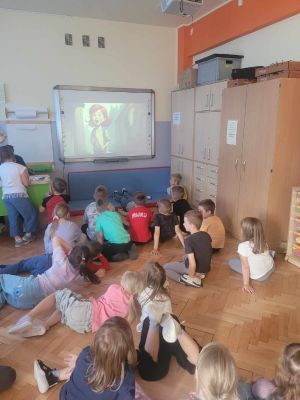 Wspólnie oglądamy film.