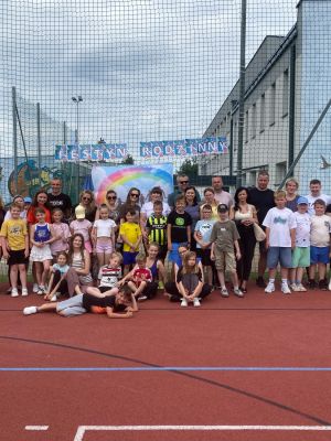 uczniowie klas 3a i 3b wraz z członkami rodzin podczas &bdquo;Dnia Rodziny na sportowo&rdquo;