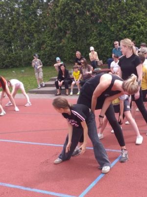 uczniowie klas 3a i 3b wraz z członkami rodzin podczas &bdquo;Dnia Rodziny na sportowo&rdquo;