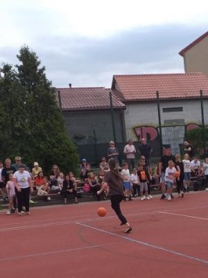 uczniowie klas 3a i 3b wraz z członkami rodzin podczas &bdquo;Dnia Rodziny na sportowo&rdquo;